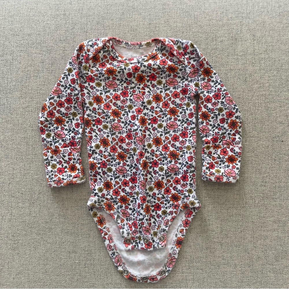 Long sleeve newborn onesies and pants bundle - Picture 3 of 5